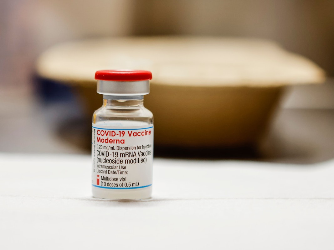 Eine Ampulle gefüllt mit dem Impfstoff «Moderna» steht auf einem Tisch in einem Impfzentrum. (Zu dpa: «Impfen rund um die Uhr - Aachen startet 60-Stunden-Aktion») +++ dpa-Bildfunk +++