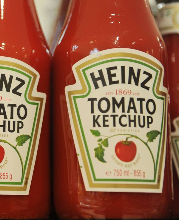 Heinz-Ketchup-Flaschen stehen im Regal eines Supermarktes. Wie bekomme ich schnell und sicher den Ketchup aus der Flasche? Heinz Ketchup hat sich da offenbar etwas ganz Besonderes einfallen lassen.