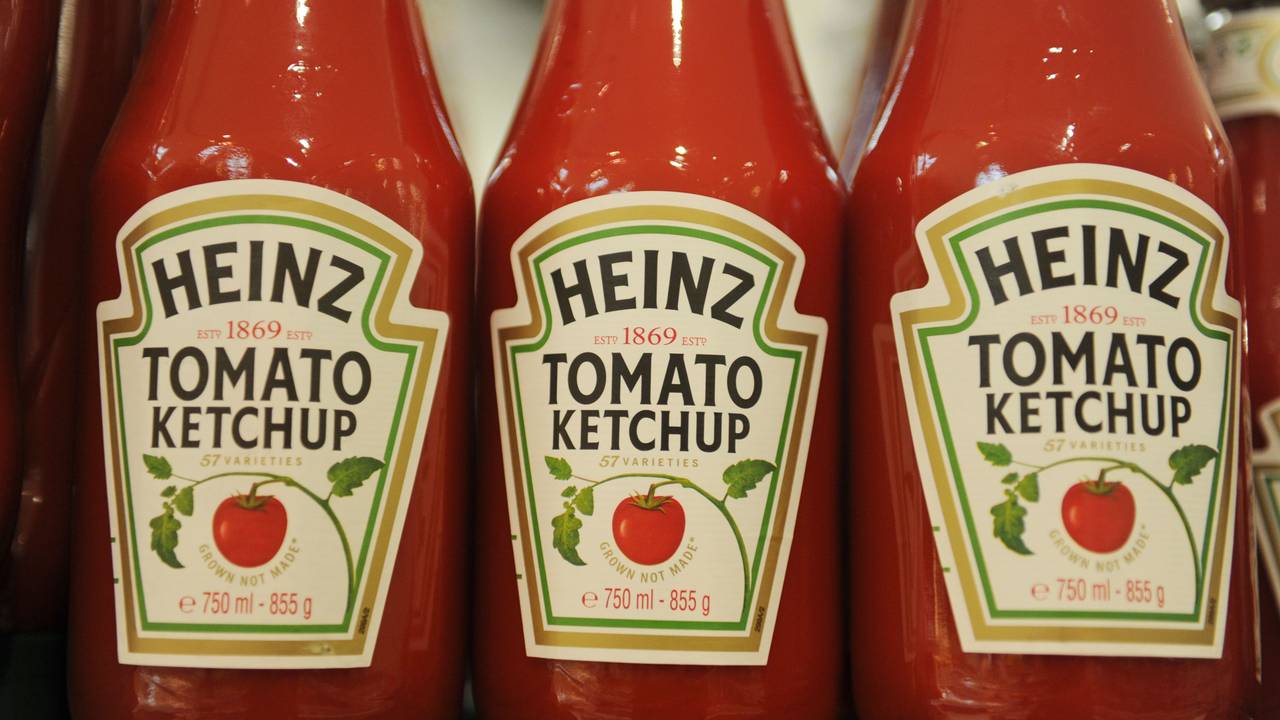 Heinz-Ketchup-Flaschen stehen im Regal eines Supermarktes. Wie bekomme ich schnell und sicher den Ketchup aus der Flasche? Heinz Ketchup hat sich da offenbar etwas ganz Besonderes einfallen lassen.