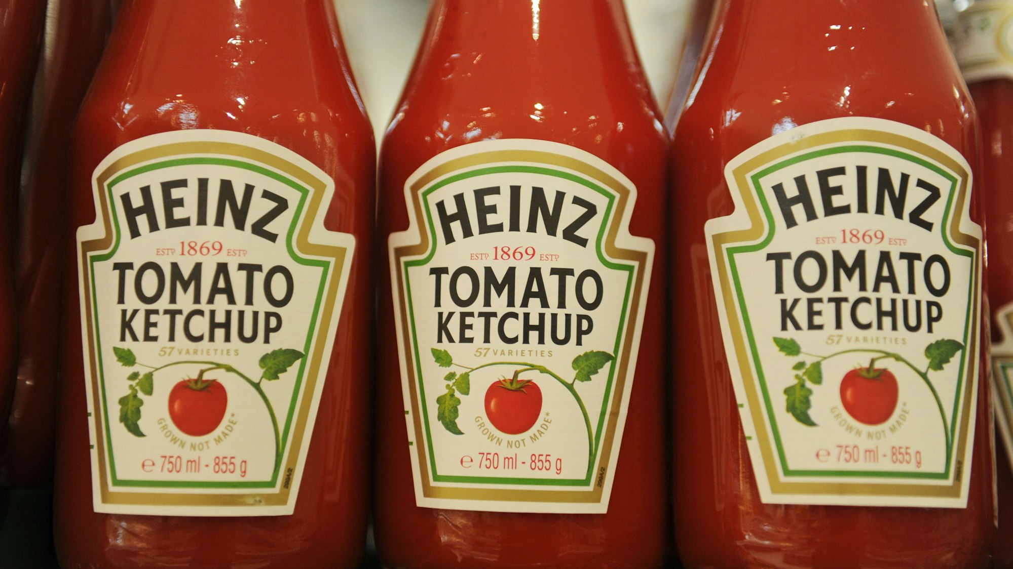 Heinz-Ketchup-Flaschen stehen im Regal eines Supermarktes. Wie bekomme ich schnell und sicher den Ketchup aus der Flasche? Heinz Ketchup hat sich da offenbar etwas ganz Besonderes einfallen lassen.