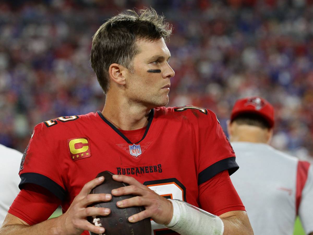 Tom Brady mit einem Football in der Hand.