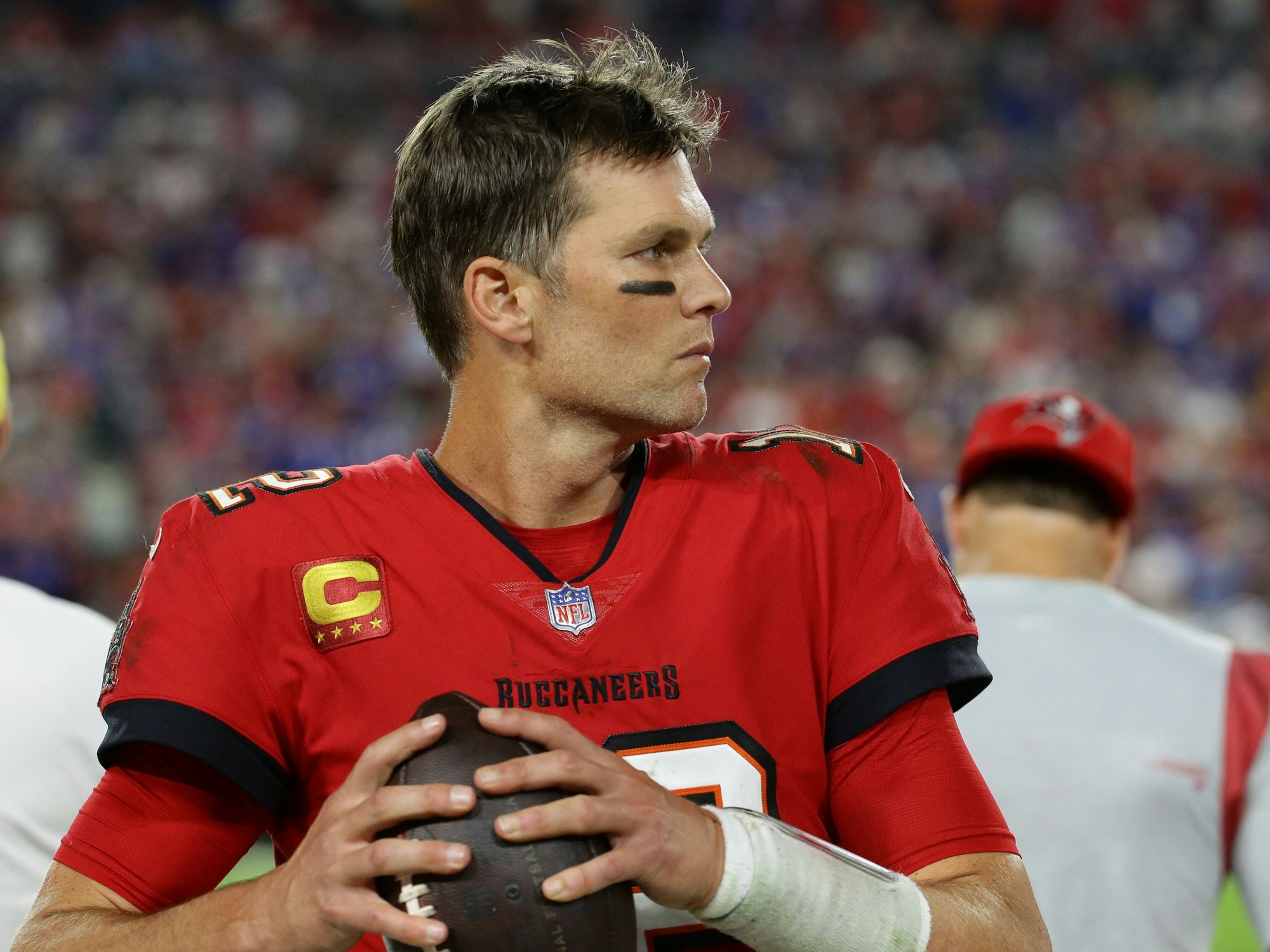 Tom Brady mit einem Football in der Hand.