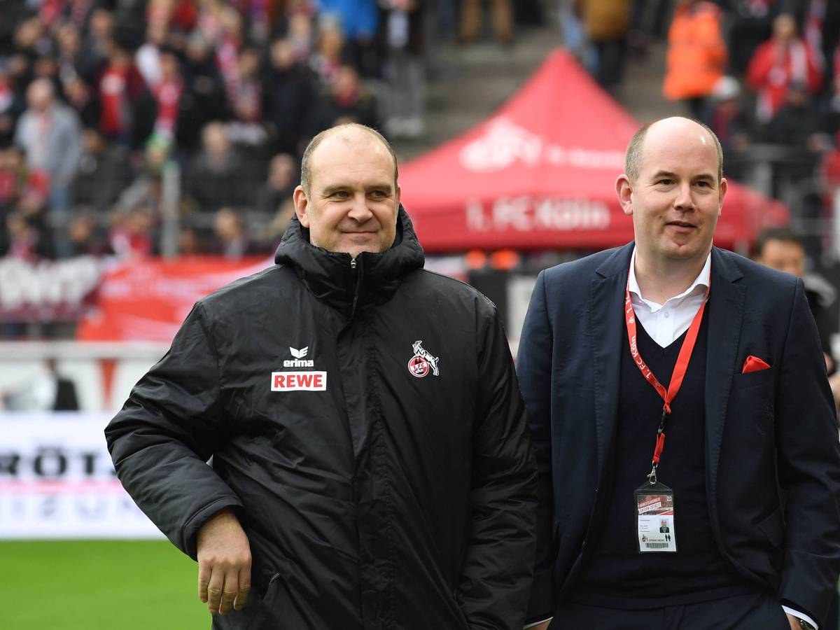 Alex Jacob und Jörg Schmadtke stehen im Rhein-Energie-Stadion