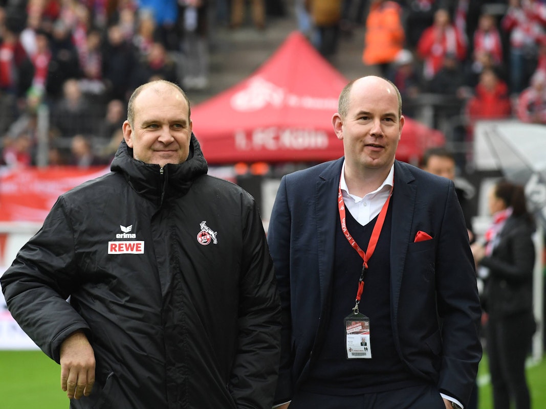 Alex Jacob und Jörg Schmadtke stehen im Rhein-Energie-Stadion
