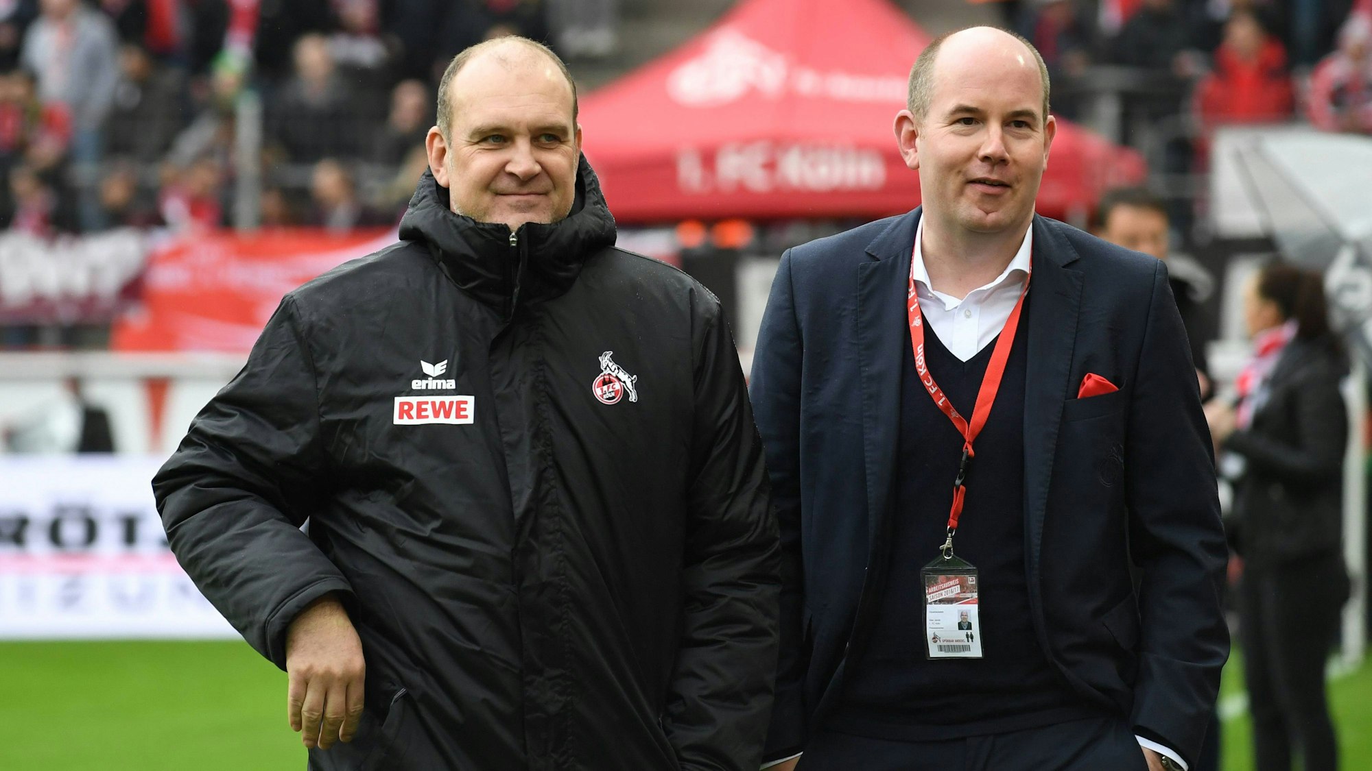 Alex Jacob und Jörg Schmadtke stehen im Rhein-Energie-Stadion