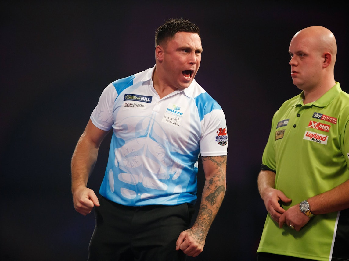 Gerwyn Price schreit in Richtung von Michael van Gerwen.