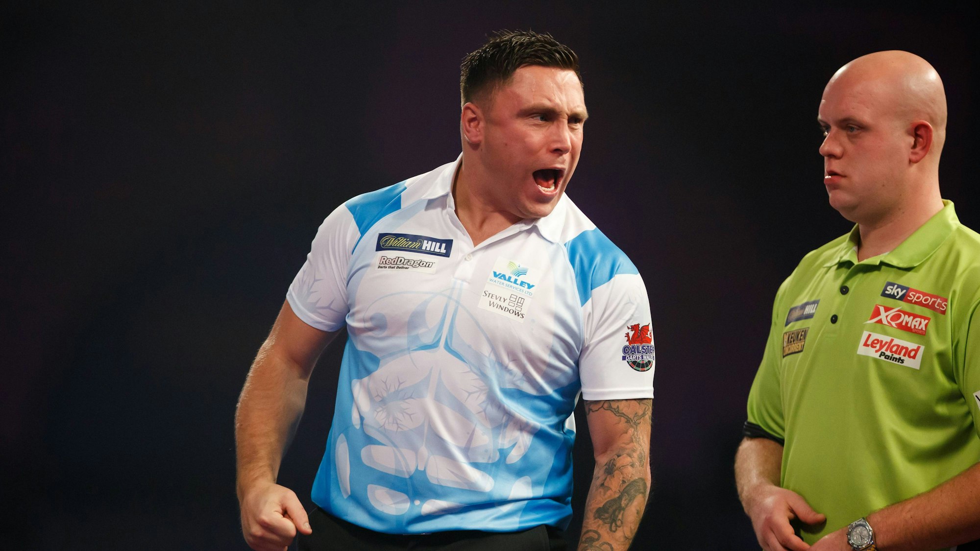 Gerwyn Price schreit in Richtung von Michael van Gerwen.