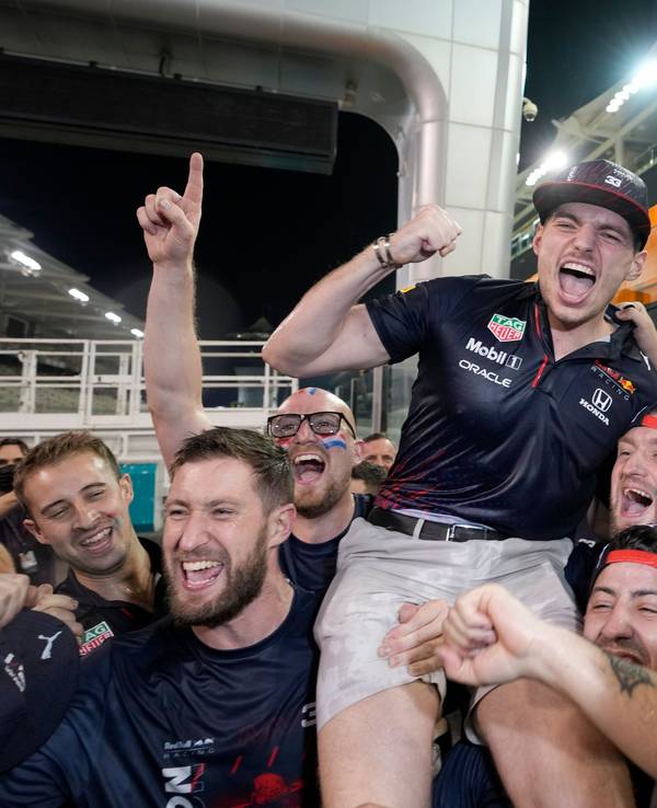 Teammitglieder von Red Bull tragen Max Verstappen nach seinem WM-Titel auf Händen.