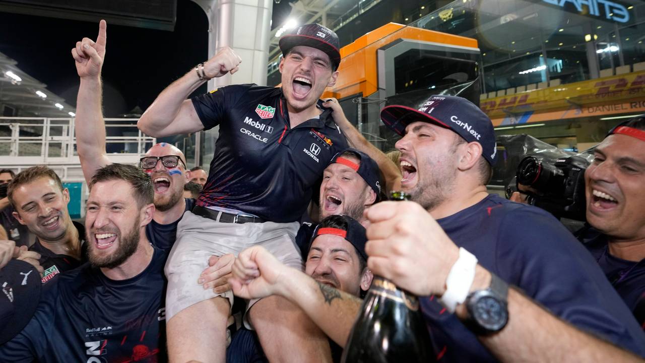 Teammitglieder von Red Bull tragen Max Verstappen nach seinem WM-Titel auf Händen.