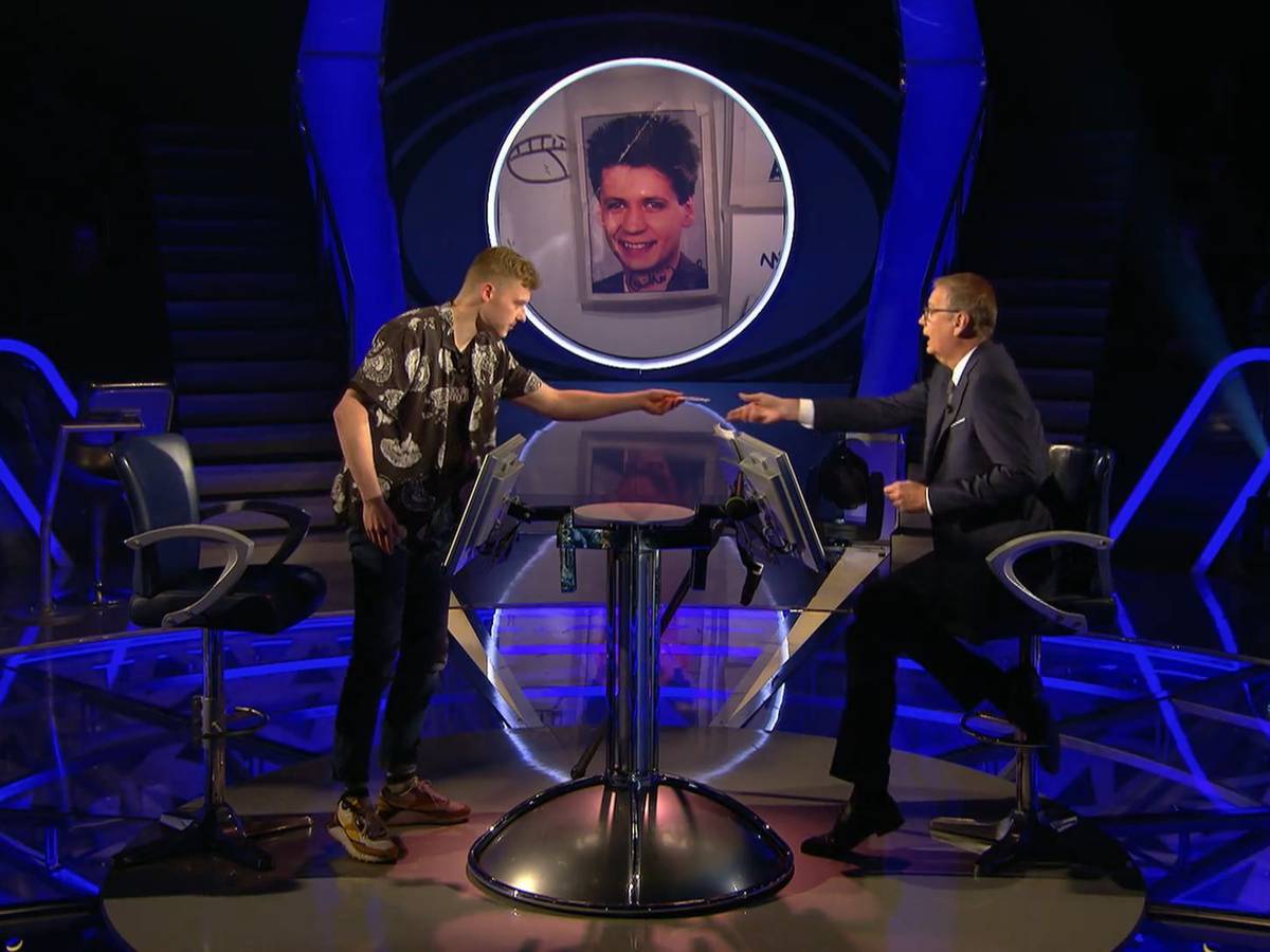 Der Kölner Marvin Hoffmann überreichte „Wer wird Millionär“-Moderator Günther Jauch in der Show am Montag (13. Dezember) ein ganz besonderes Foto.