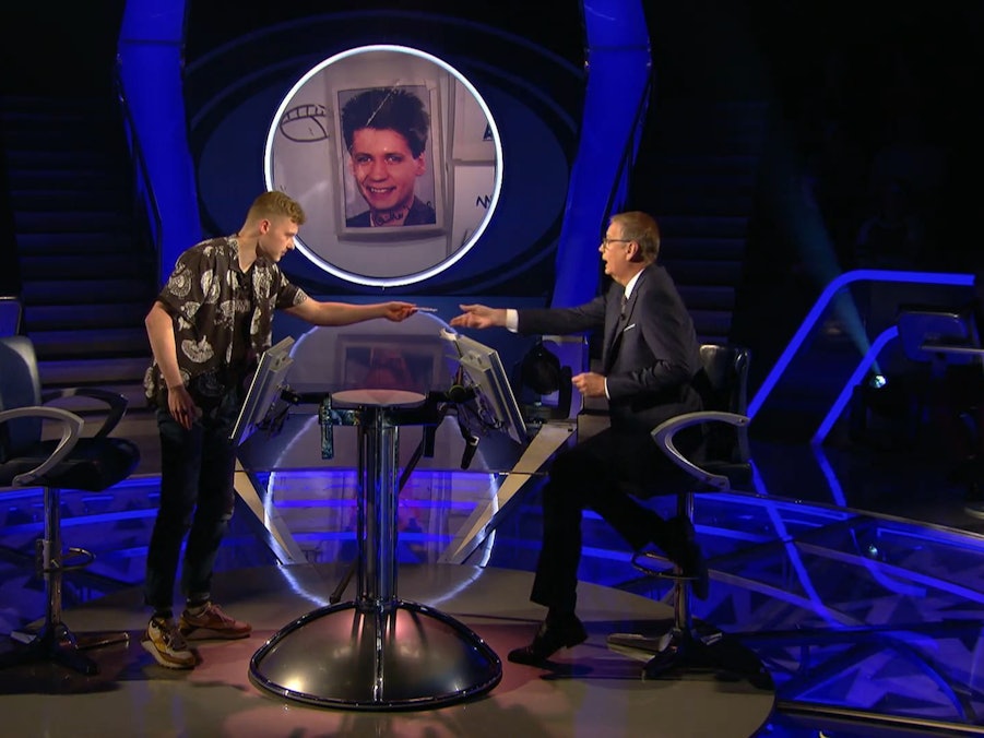 Der Kölner Marvin Hoffmann überreichte „Wer wird Millionär“-Moderator Günther Jauch in der Show am Montag (13. Dezember) ein ganz besonderes Foto.