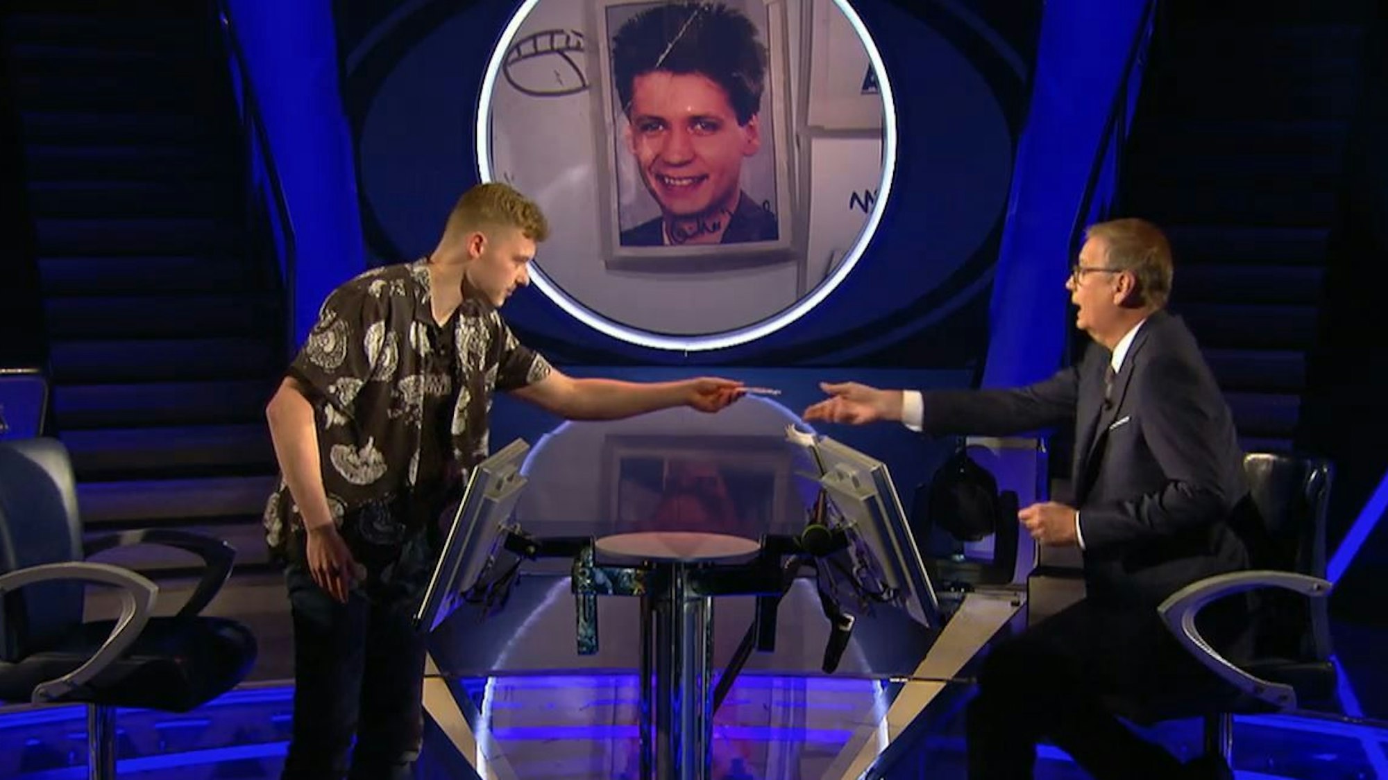 Der Kölner Marvin Hoffmann überreichte „Wer wird Millionär“-Moderator Günther Jauch in der Show am Montag (13. Dezember) ein ganz besonderes Foto.