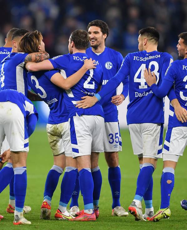 Kou Itakura feiert mit den Schalke-Kollegen.