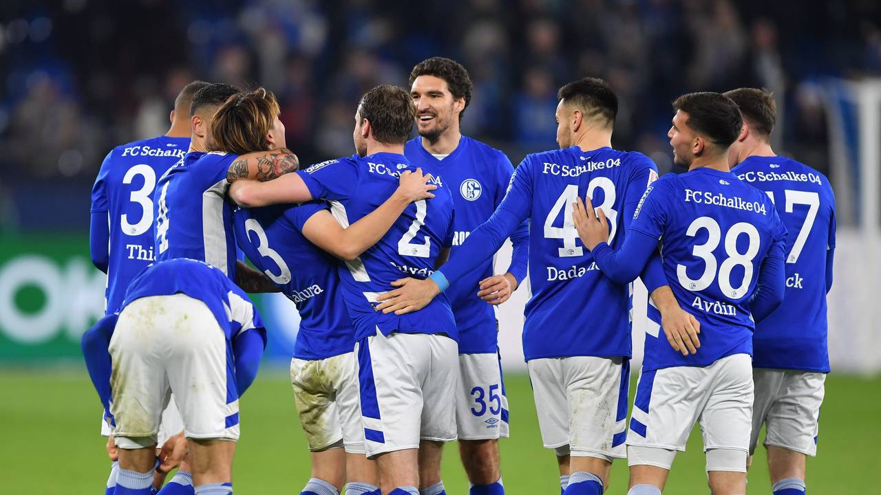 Kou Itakura feiert mit den Schalke-Kollegen.