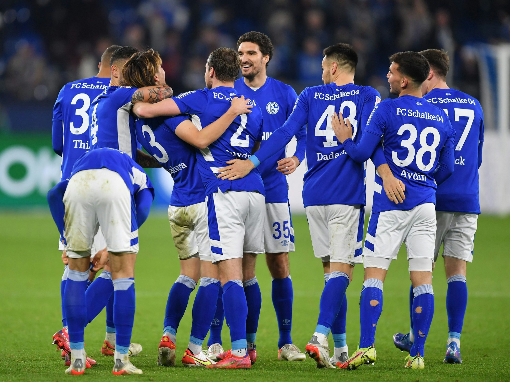 Kou Itakura feiert mit den Schalke-Kollegen.