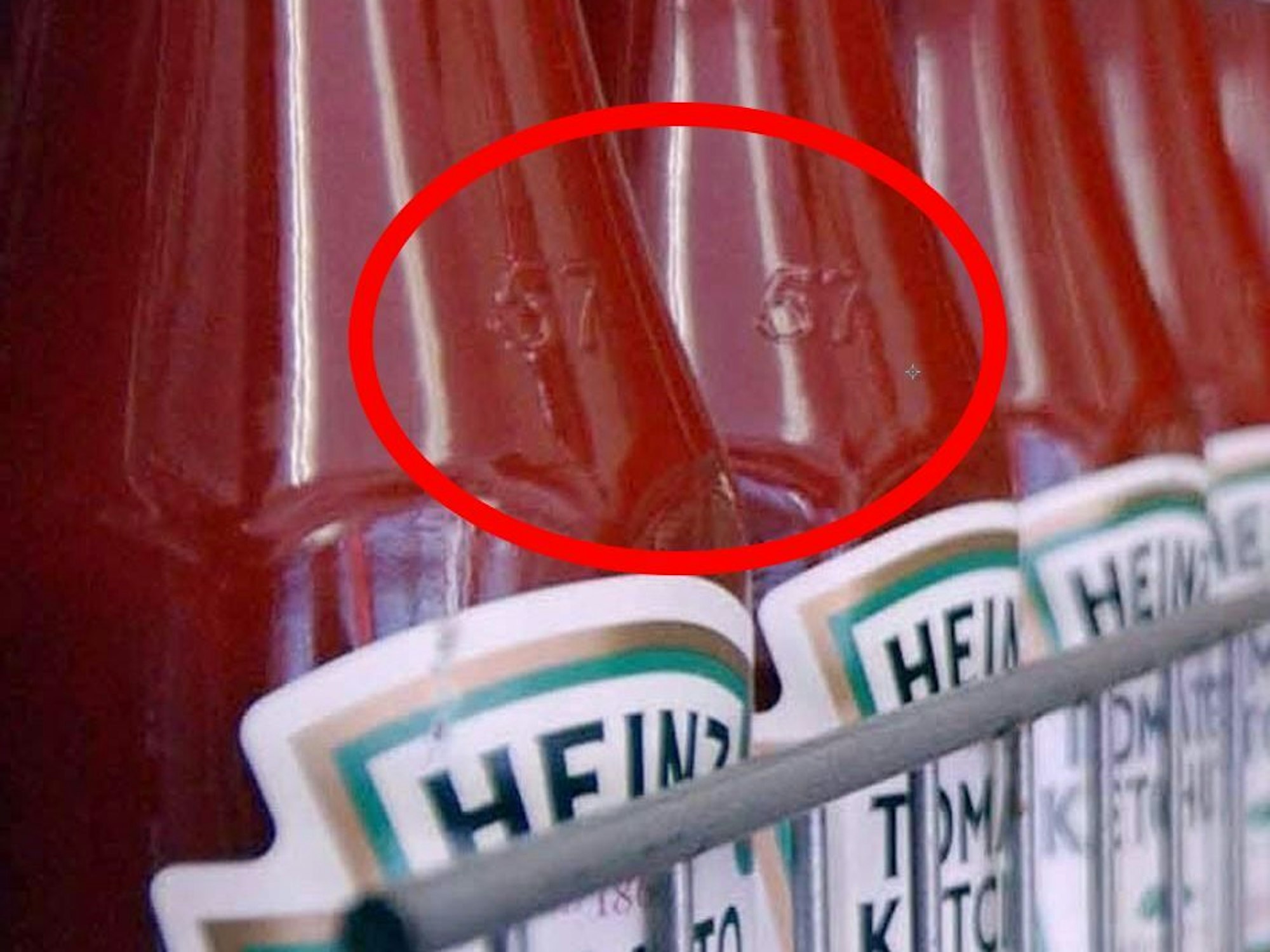 Hier Heinz-Ketchup-Flaschen mit der besagten 57. Drücken ist bei Glas natürlich nicht möglich. Aber Klopfen soll auch helfen, damit der Ketchup schneller aus der Flasche fließt.