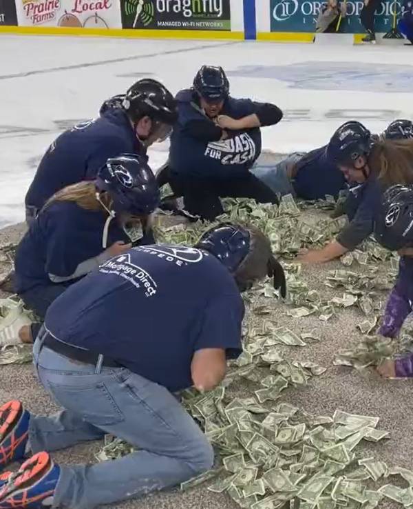 Bei einem Eishockey-Spiel sammeln Lehrer auf Knie Geldscheine auf.