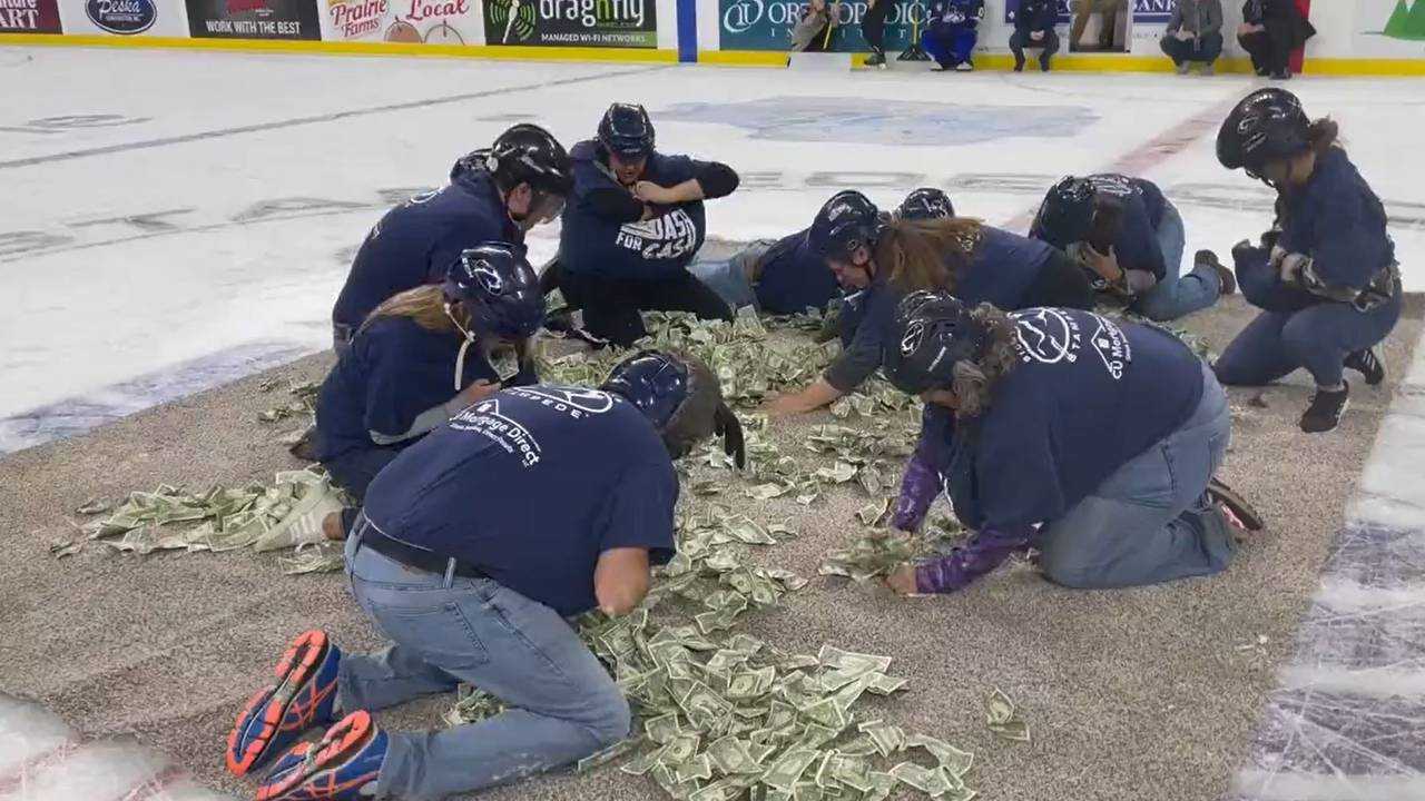 Bei einem Eishockey-Spiel sammeln Lehrer auf Knie Geldscheine auf.