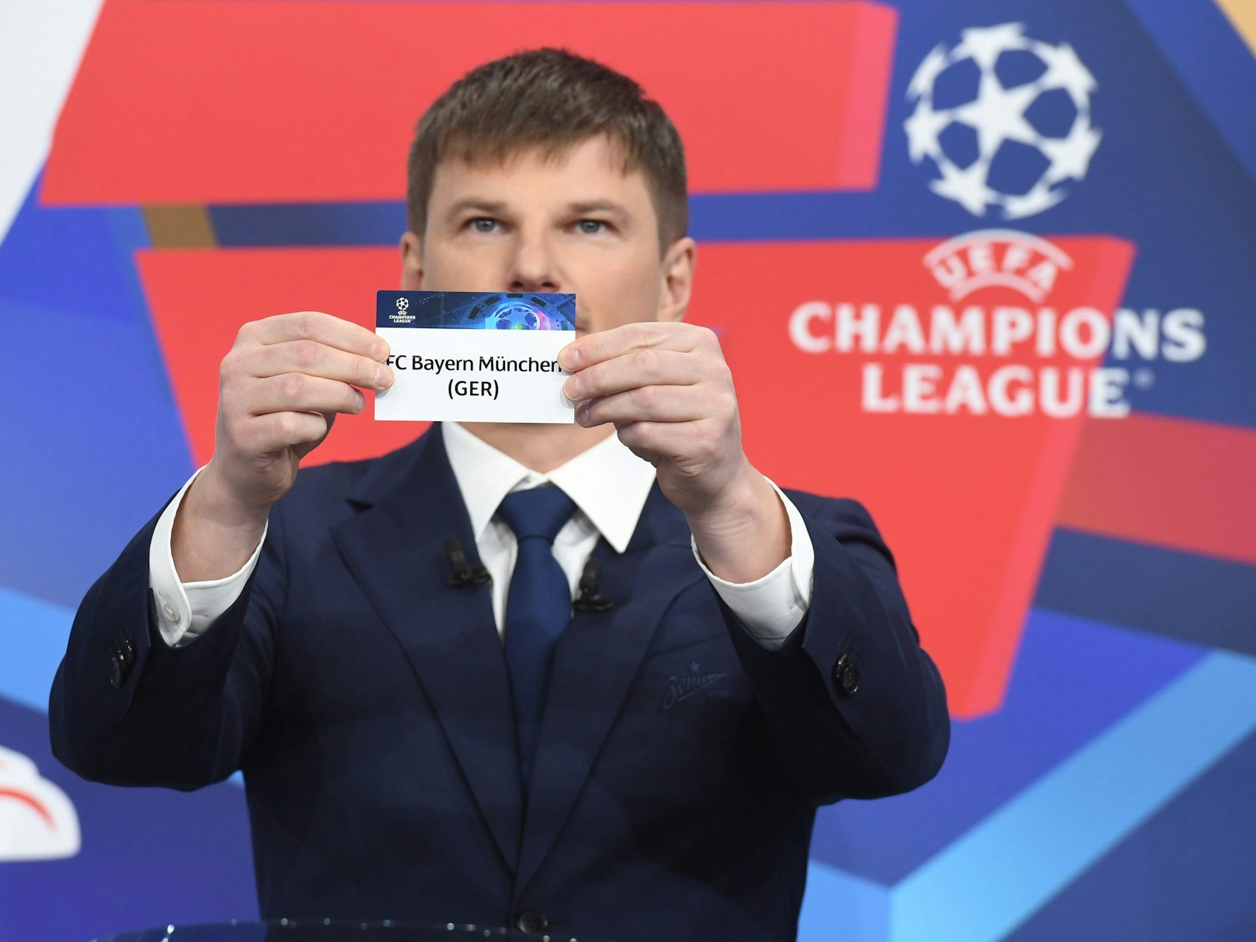 Andrej Arschawin zeigt das Los mit dem Namen FC Bayern München. Der FC Bayern München trifft im Achtelfinale der Champions League auf RB Salzburg.