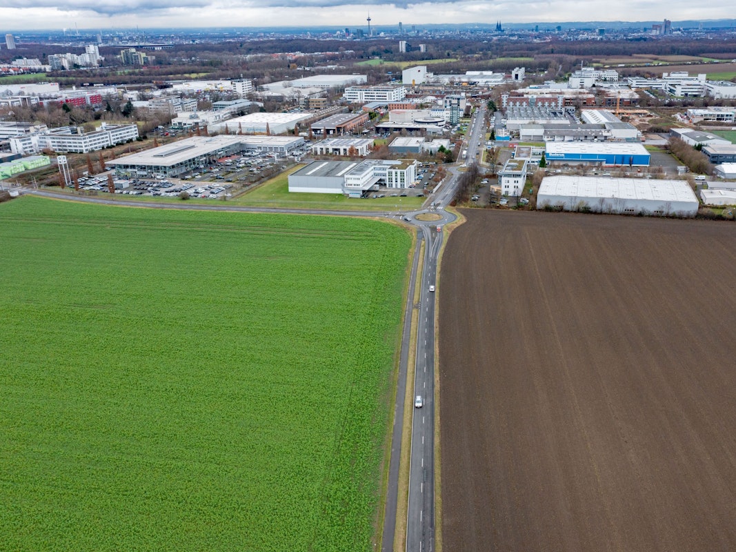 Die Toyota-Allee in Marsdorf aus der Vogelperspektive.