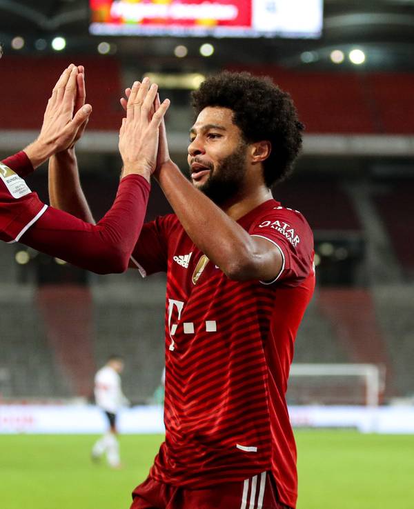 Münchens Thomas Müller () und Münchens Serge Gnabry jubeln über Gnabrys Treffer zum 0:5.