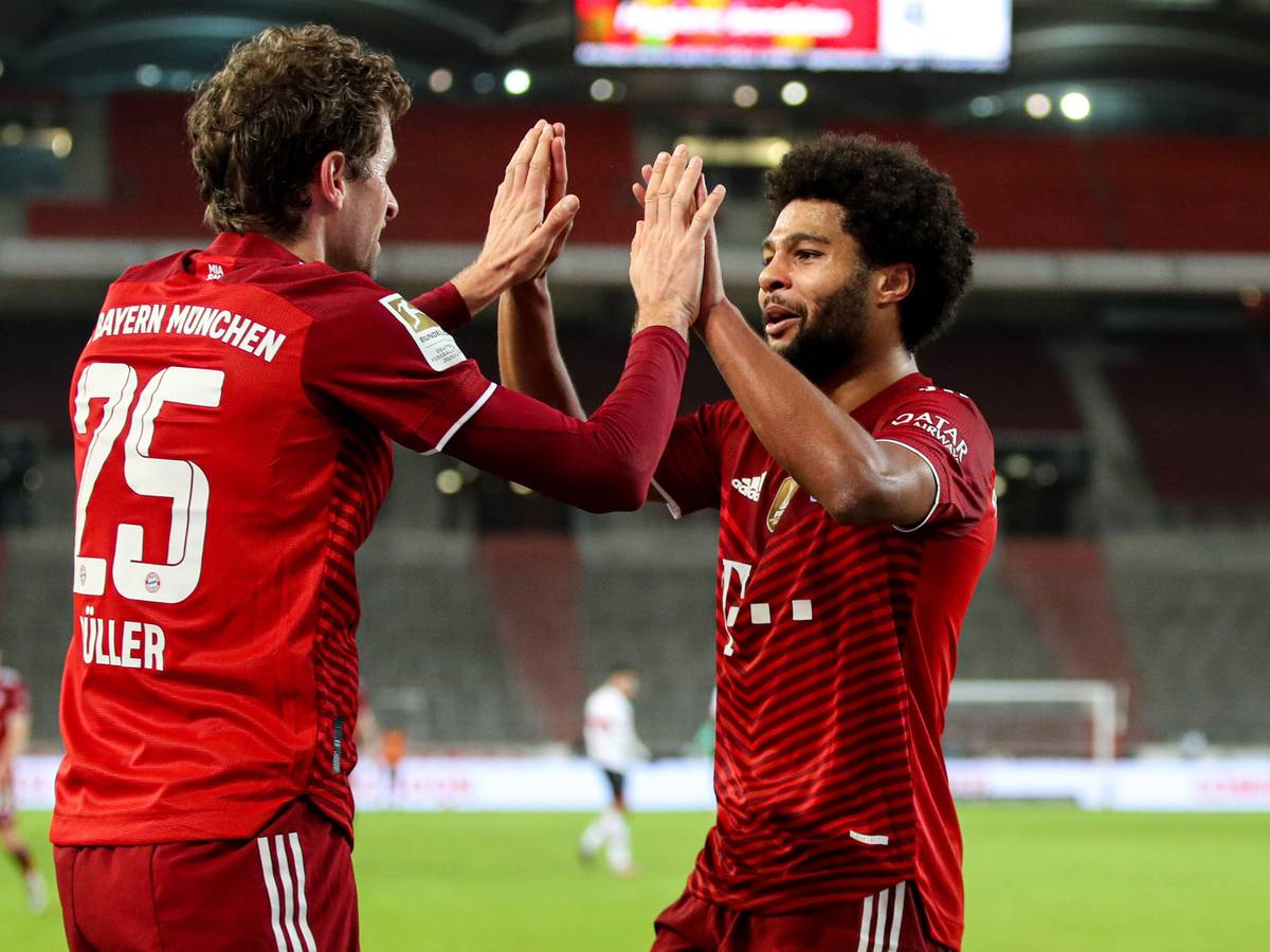 Münchens Thomas Müller () und Münchens Serge Gnabry jubeln über Gnabrys Treffer zum 0:5.
