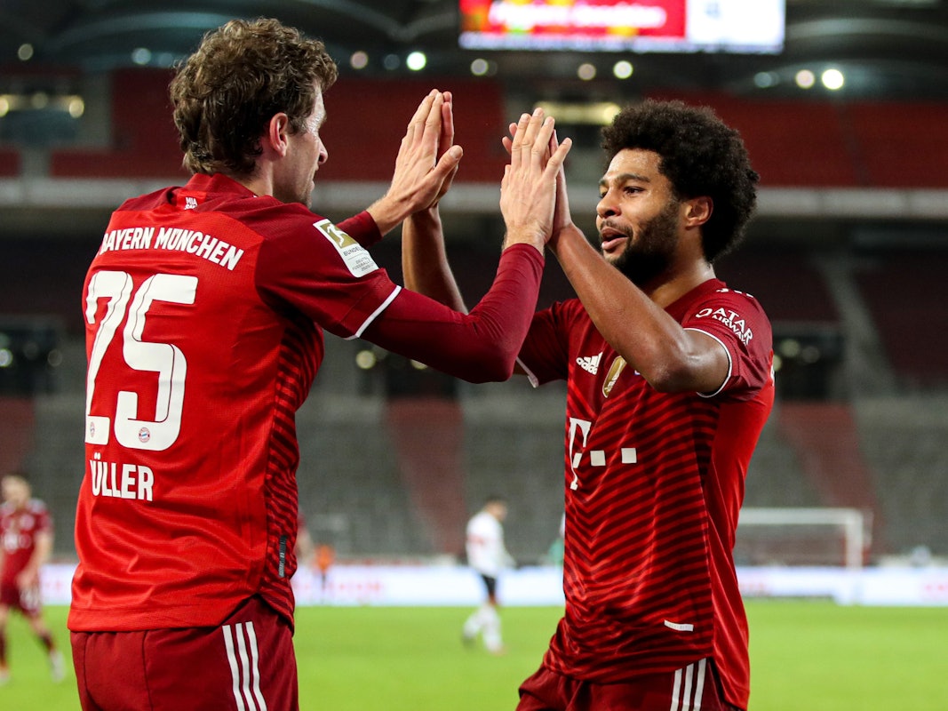Münchens Thomas Müller () und Münchens Serge Gnabry jubeln über Gnabrys Treffer zum 0:5.