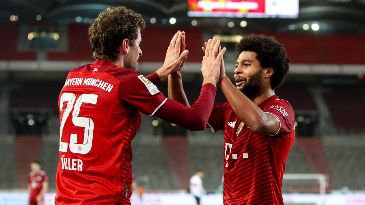 Münchens Thomas Müller () und Münchens Serge Gnabry jubeln über Gnabrys Treffer zum 0:5.