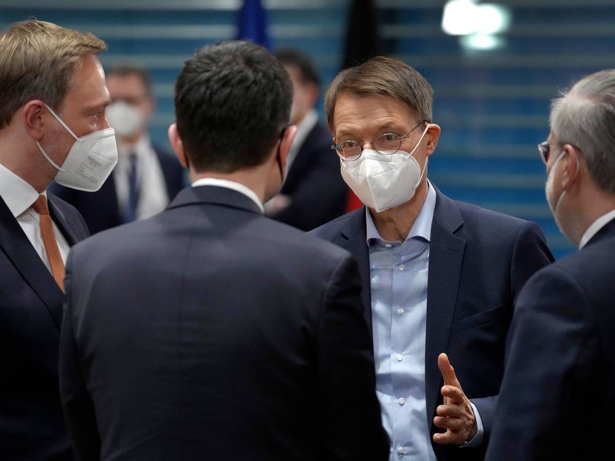 Bundesgesundheitsminister Karl Lauterbach (SPD, 2.v.r.) unterhält sich bei seiner Ankunft zur wöchentlichen Kabinettssitzung im Kanzleramt am Montag (13. Dezember) mit Justizminister Marco Buschmann (2.v.l.) und Finanzminister Christian Lindner (beide FDP).