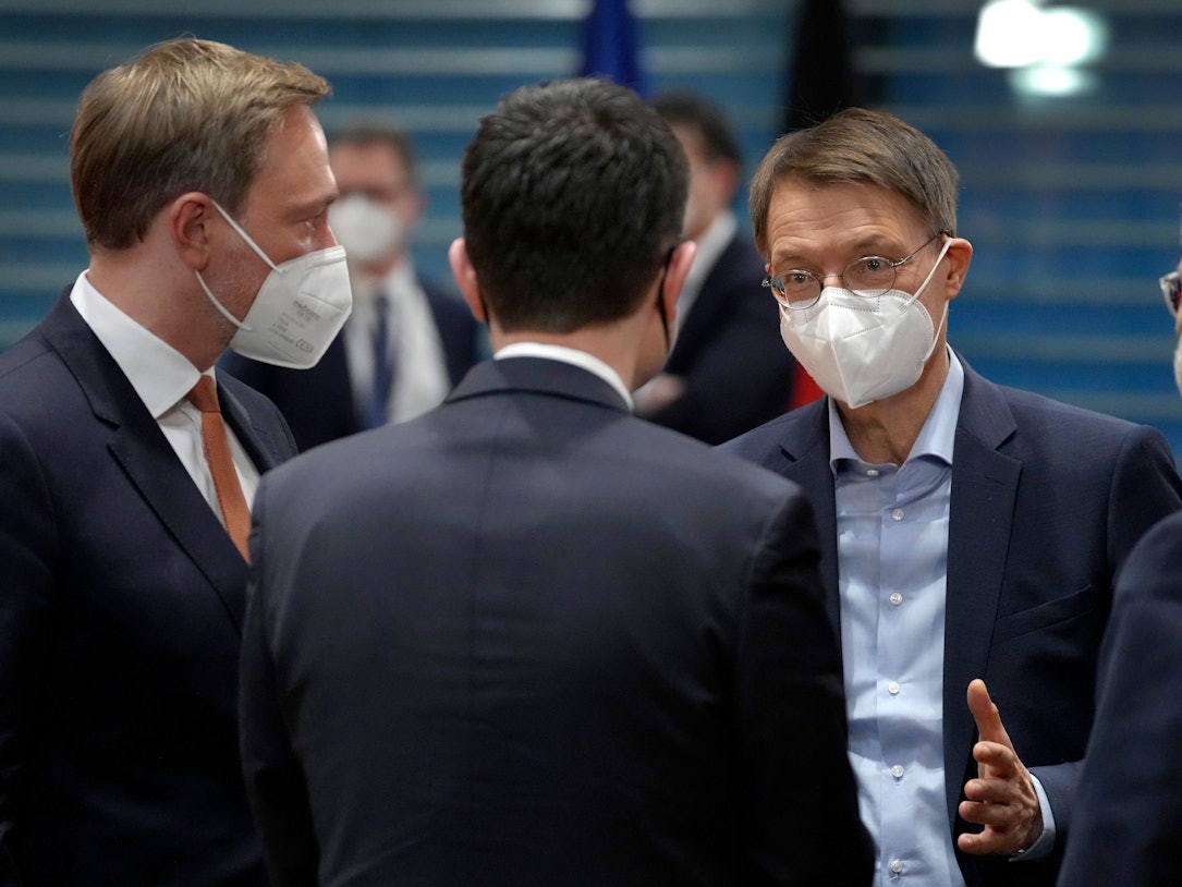 Bundesgesundheitsminister Karl Lauterbach (SPD, 2.v.r.) unterhält sich bei seiner Ankunft zur wöchentlichen Kabinettssitzung im Kanzleramt am Montag (13. Dezember) mit Justizminister Marco Buschmann (2.v.l.) und Finanzminister Christian Lindner (beide FDP).