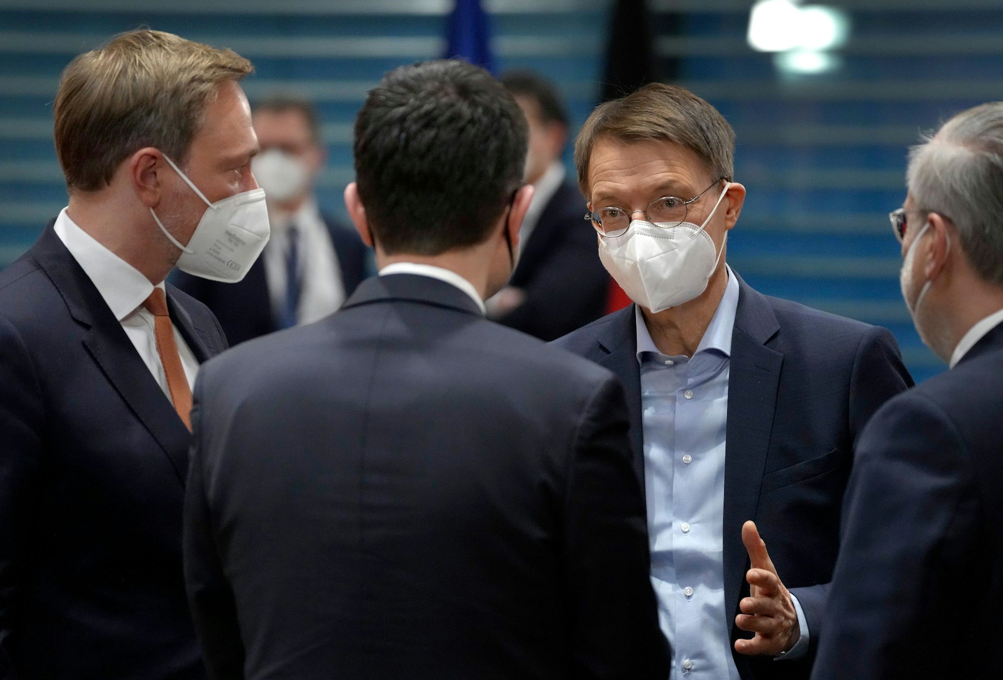 Bundesgesundheitsminister Karl Lauterbach (SPD, 2.v.r.) unterhält sich bei seiner Ankunft zur wöchentlichen Kabinettssitzung im Kanzleramt am Montag (13. Dezember) mit Justizminister Marco Buschmann (2.v.l.) und Finanzminister Christian Lindner (beide FDP).