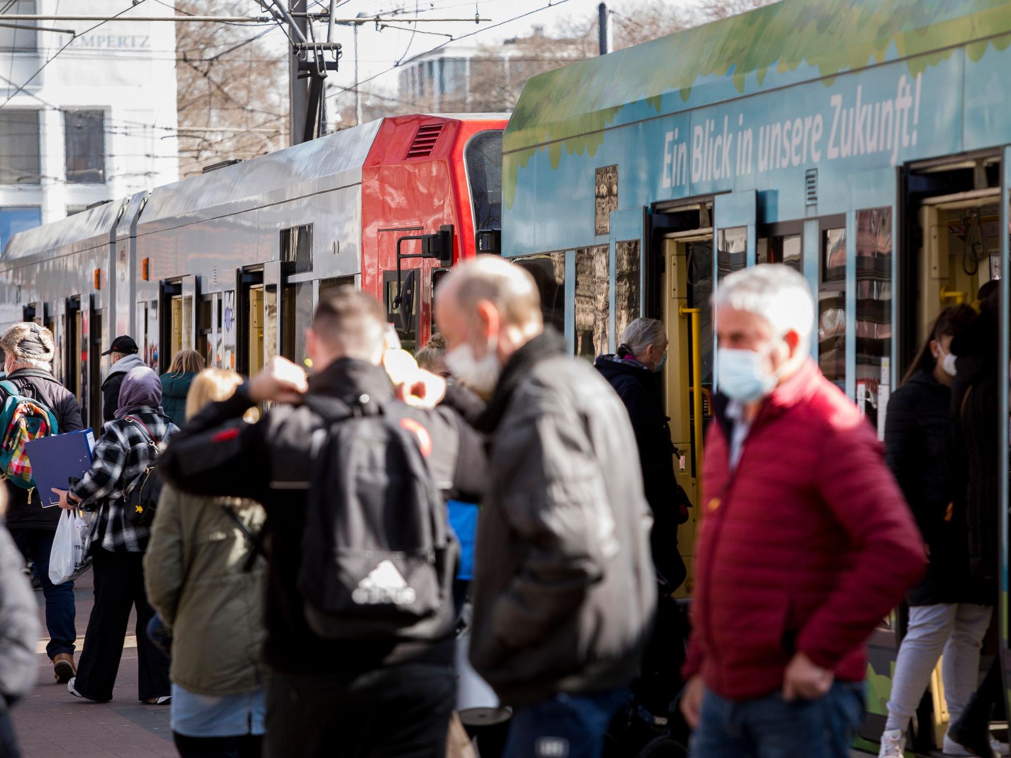 Köln: Die KVB-stellt ihre neuen Fahrgastzahlen vor.
KVB-Haltestelle Neumarkt.