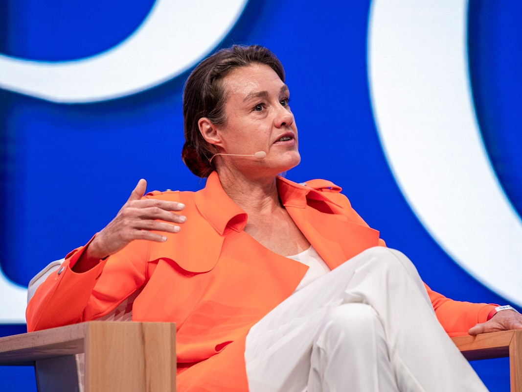 Katja Kraus spricht beim SpoBis auf einer Podiumsdiskussion.