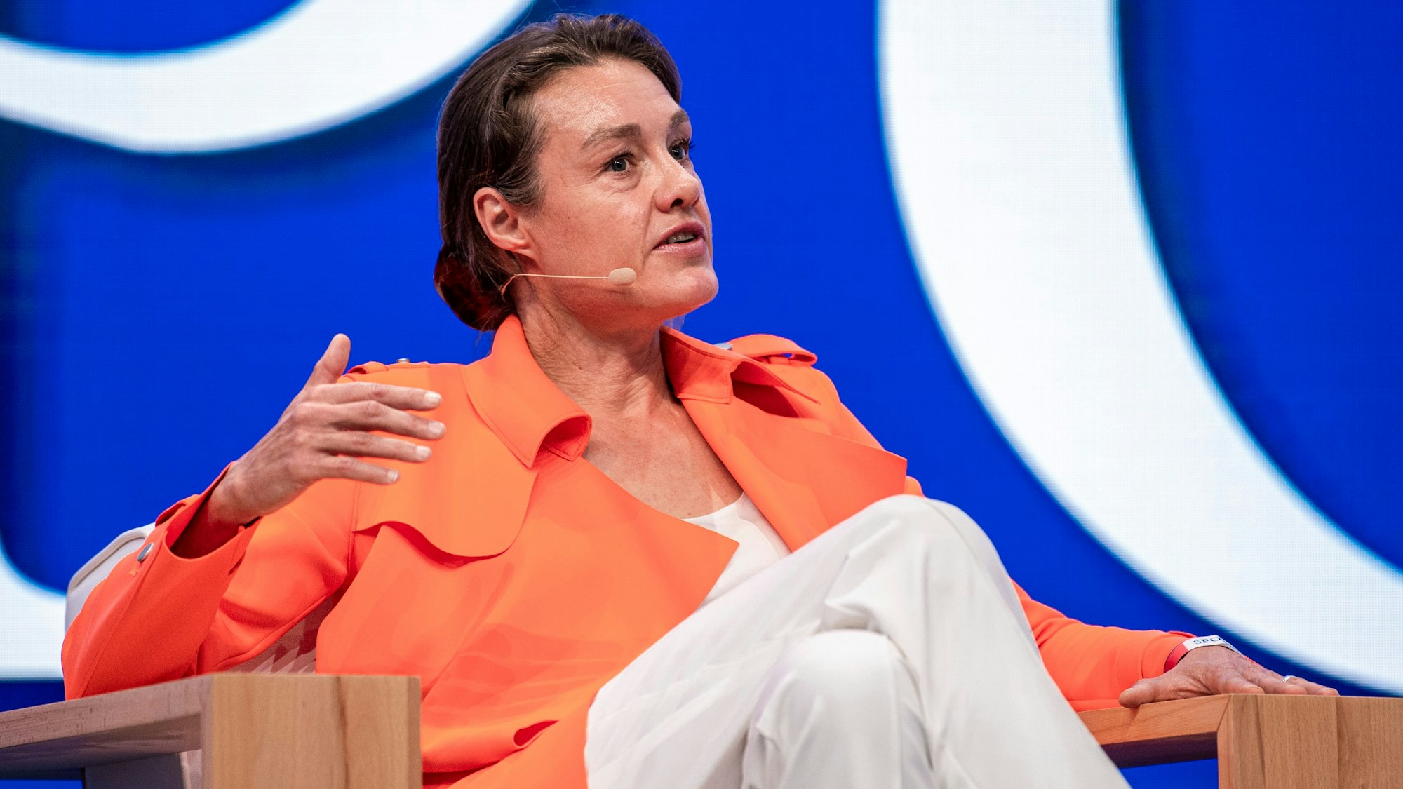 Katja Kraus spricht beim SpoBis auf einer Podiumsdiskussion.