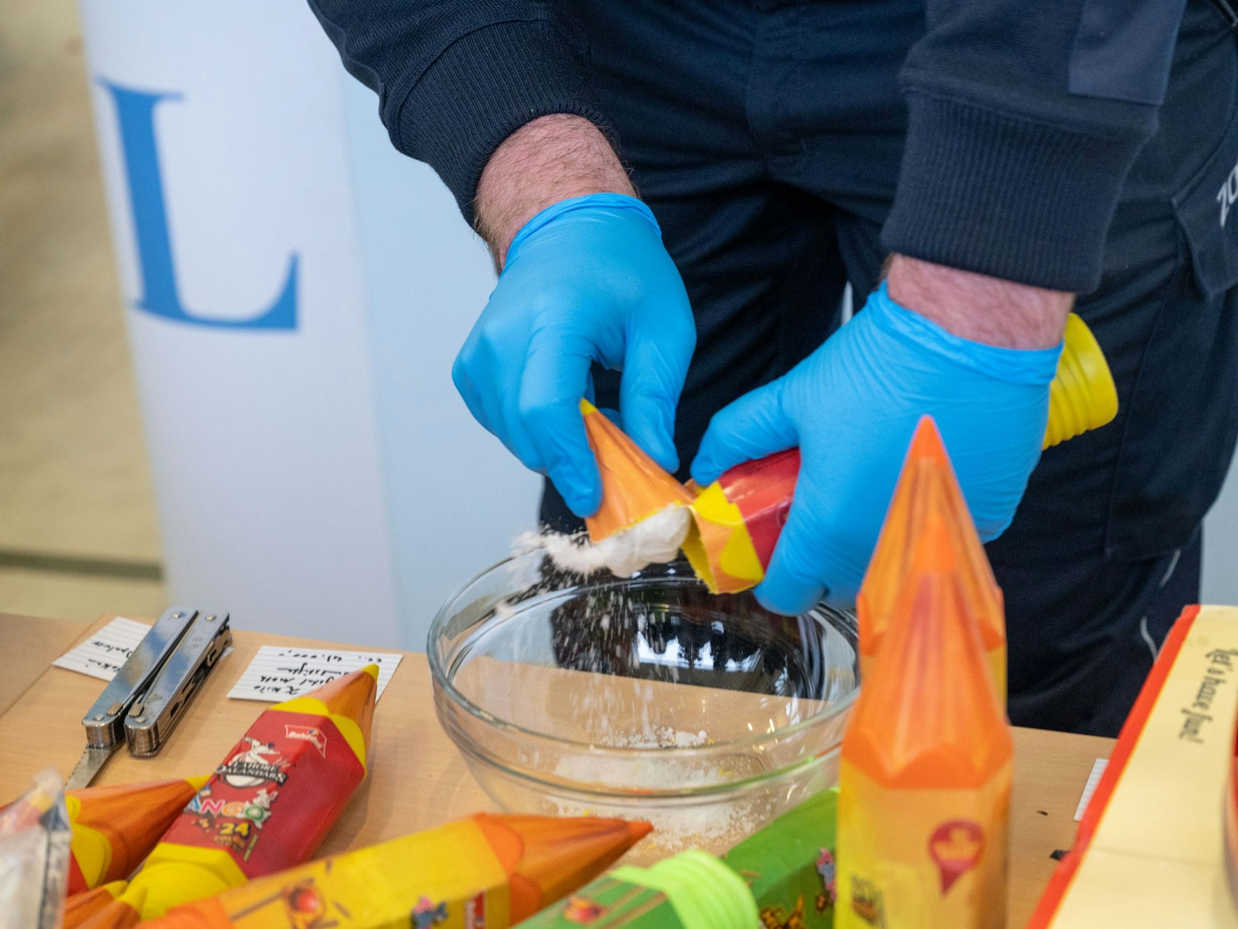 Zollsprecher Jens Ahland öffnet einen großen Kinderbuntstift, der mit der Droge Crystal Meth gefüllt ist.