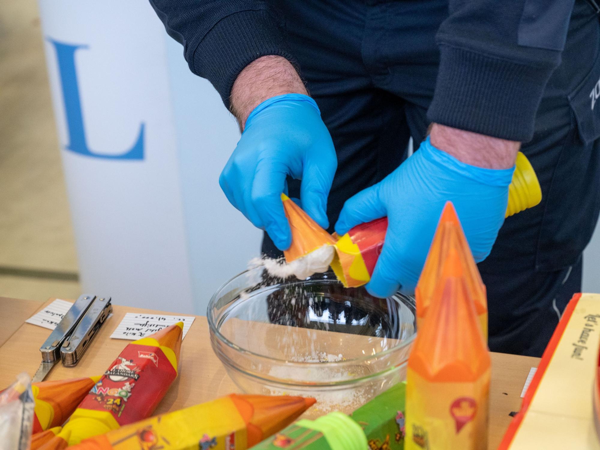 Zollsprecher Jens Ahland öffnet einen großen Kinderbuntstift, der mit der Droge Crystal Meth gefüllt ist.