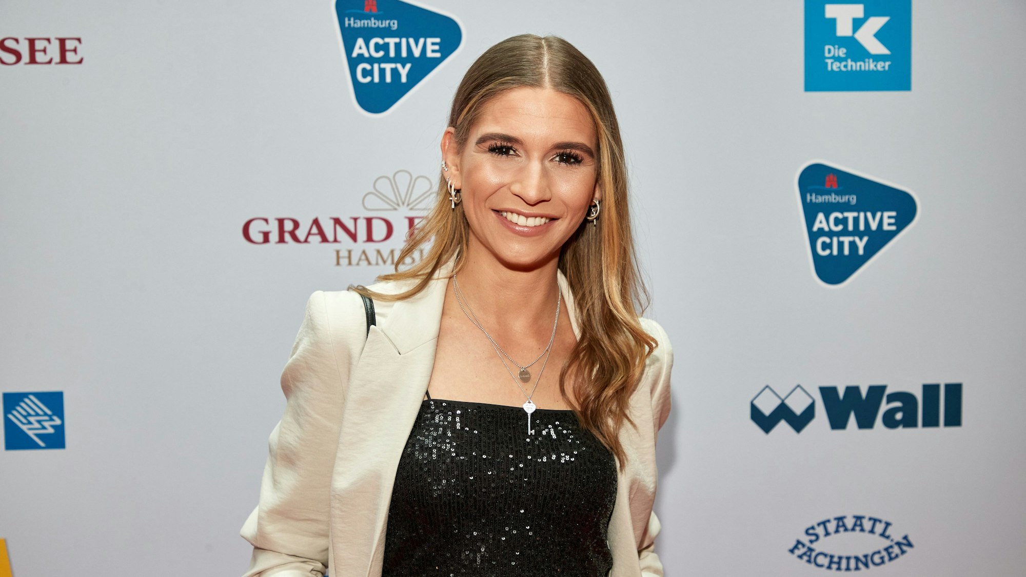 Jana Wosnitza lächelt in die Kamera