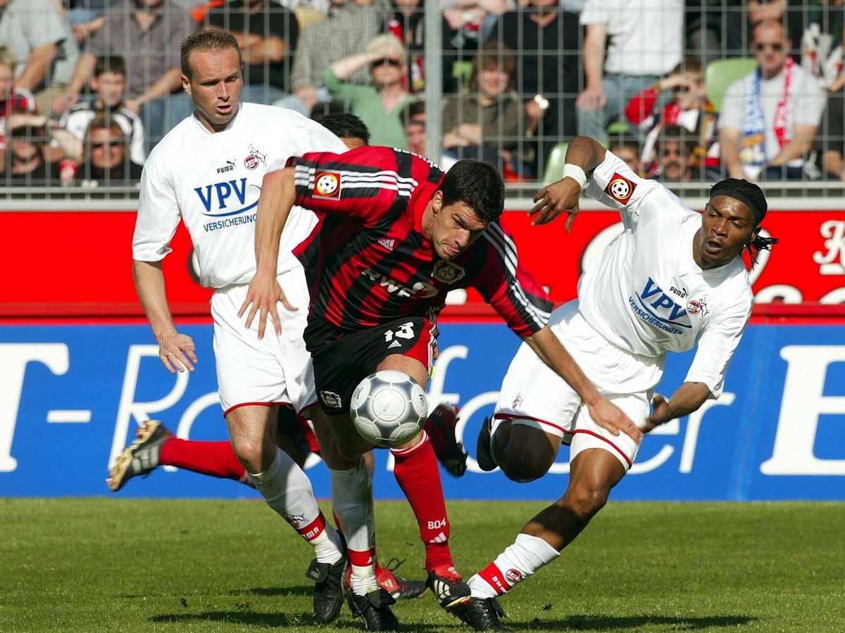 Dirk Lottner und Rigobert Song versuchen, Michael Ballack den Ball abzuluchsen.