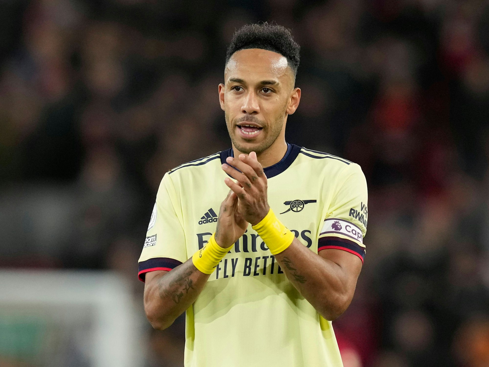 Pierre-Emerick Aubameyang applaudiert den Fans.