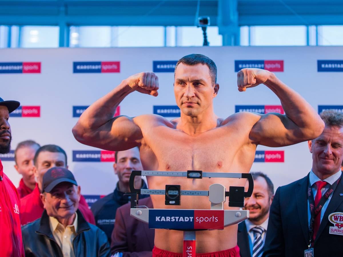 Der ukrainische Boxer Wladimir Klitschko, Weltmeister im Schwergewicht der WBA, WBO, IBO und IBF, am 27.11.2015 beim offiziellen Wiegen in Essen.