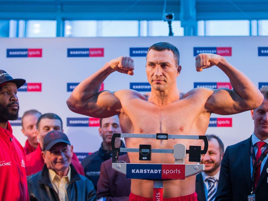 Der ukrainische Boxer Wladimir Klitschko, Weltmeister im Schwergewicht der WBA, WBO, IBO und IBF, am 27.11.2015 beim offiziellen Wiegen in Essen.