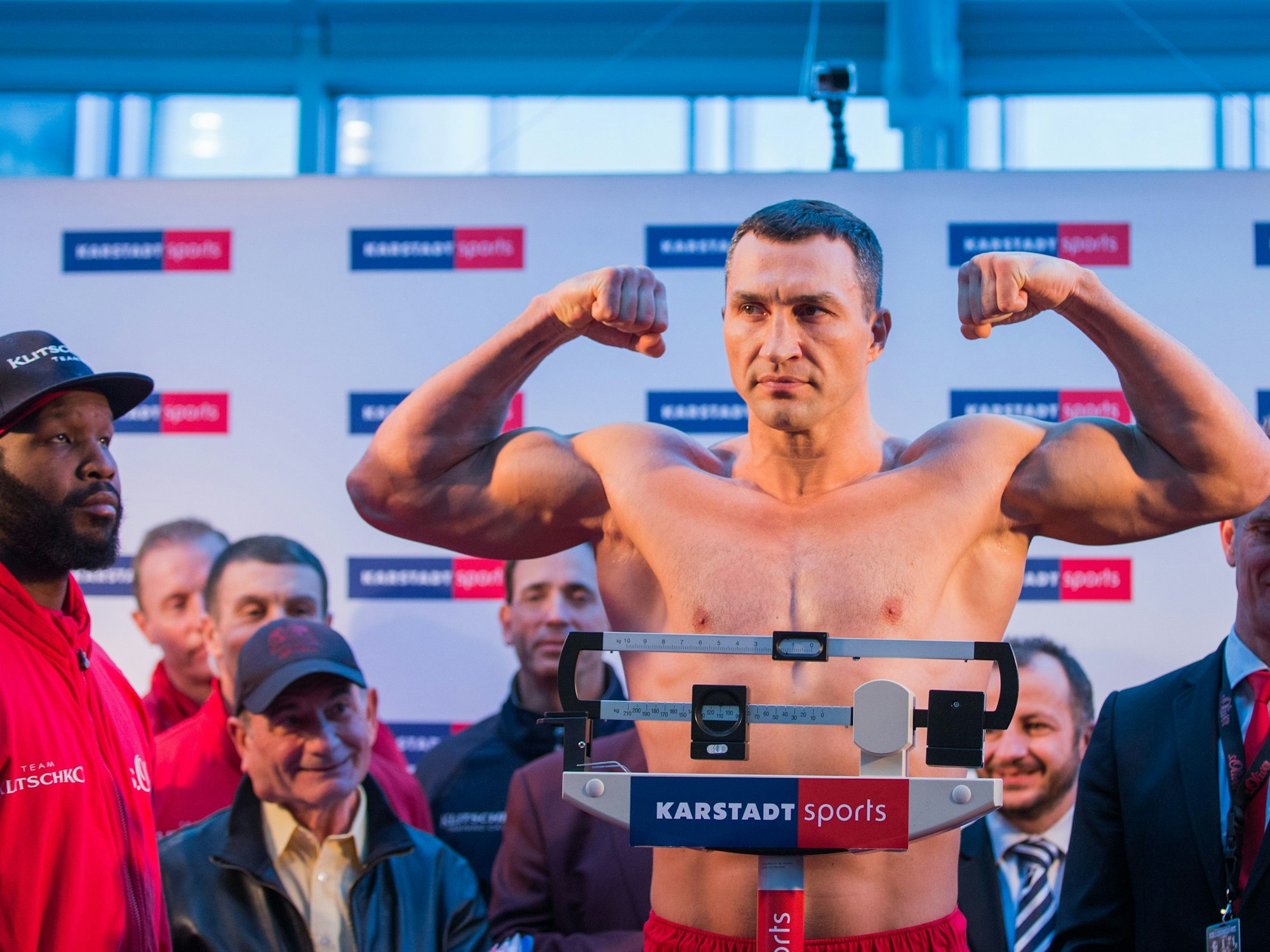 Der ukrainische Boxer Wladimir Klitschko, Weltmeister im Schwergewicht der WBA, WBO, IBO und IBF, am 27.11.2015 beim offiziellen Wiegen in Essen.