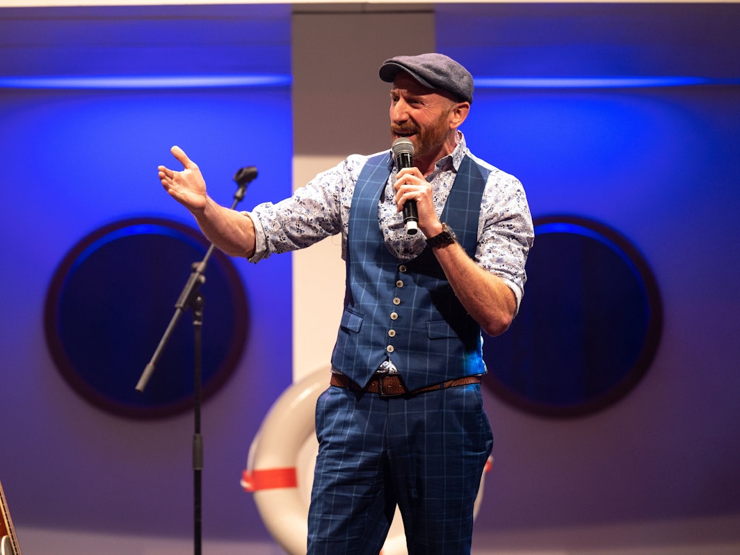 13.11.2021, Köln: Martin Schopps auf der Bühne. im Thaetaer im Tanzbrunnen. Foto: Uwe Weiser