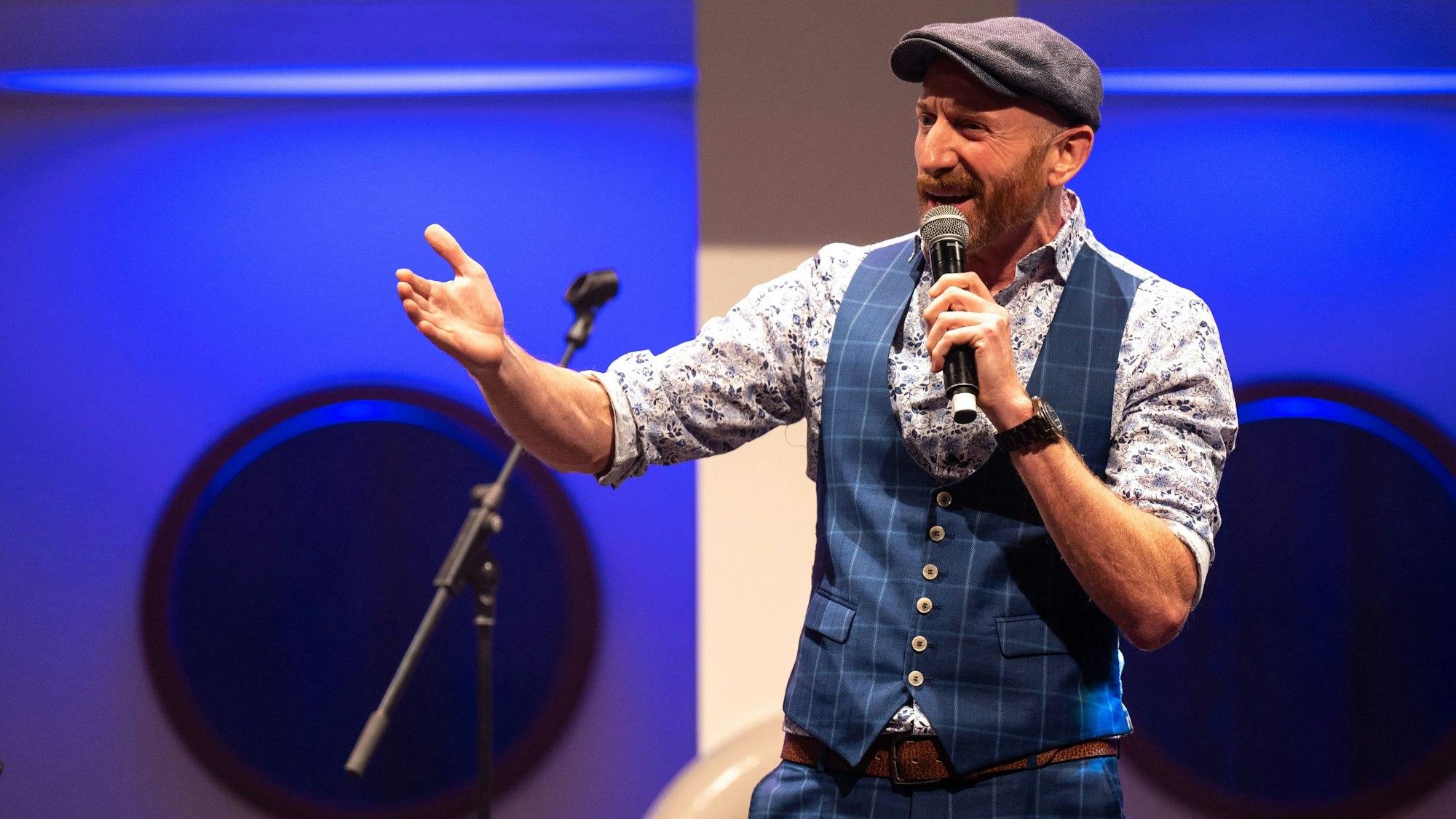 13.11.2021, Köln: Martin Schopps auf der Bühne. im Thaetaer im Tanzbrunnen. Foto: Uwe Weiser