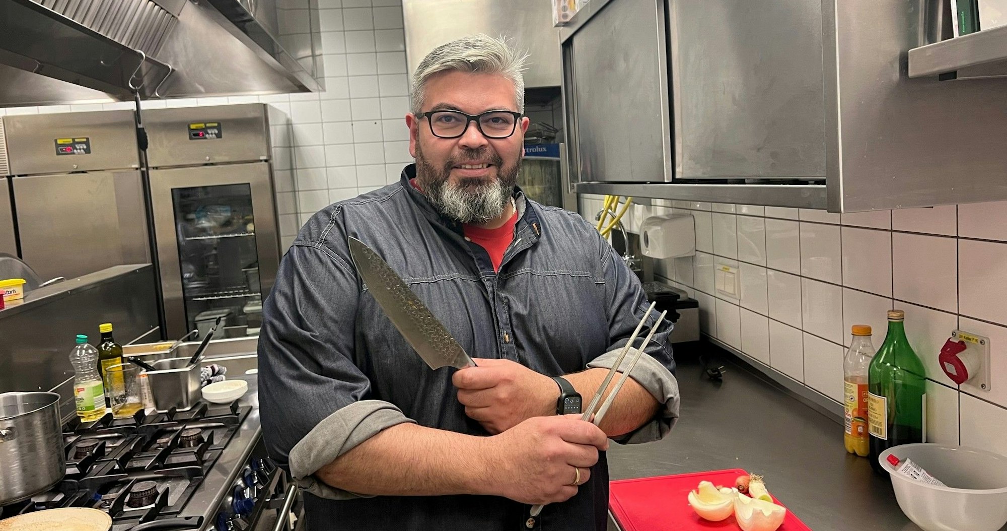 Roberto ist der neue Koch in der Gaststätte zum Horn in Bergisch Gladbach.