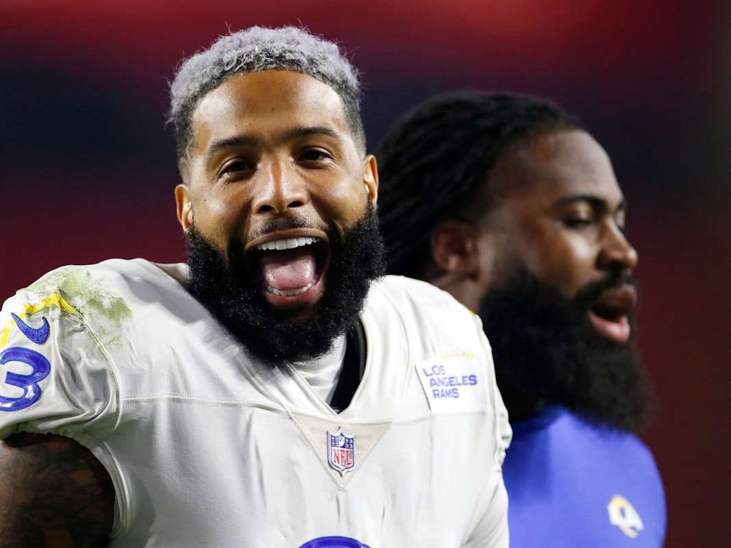 Odell Beckham Jr. steht im Trikot der Los Angeles Rams auf dem Feld, hat den Mund geöffnet und lacht.