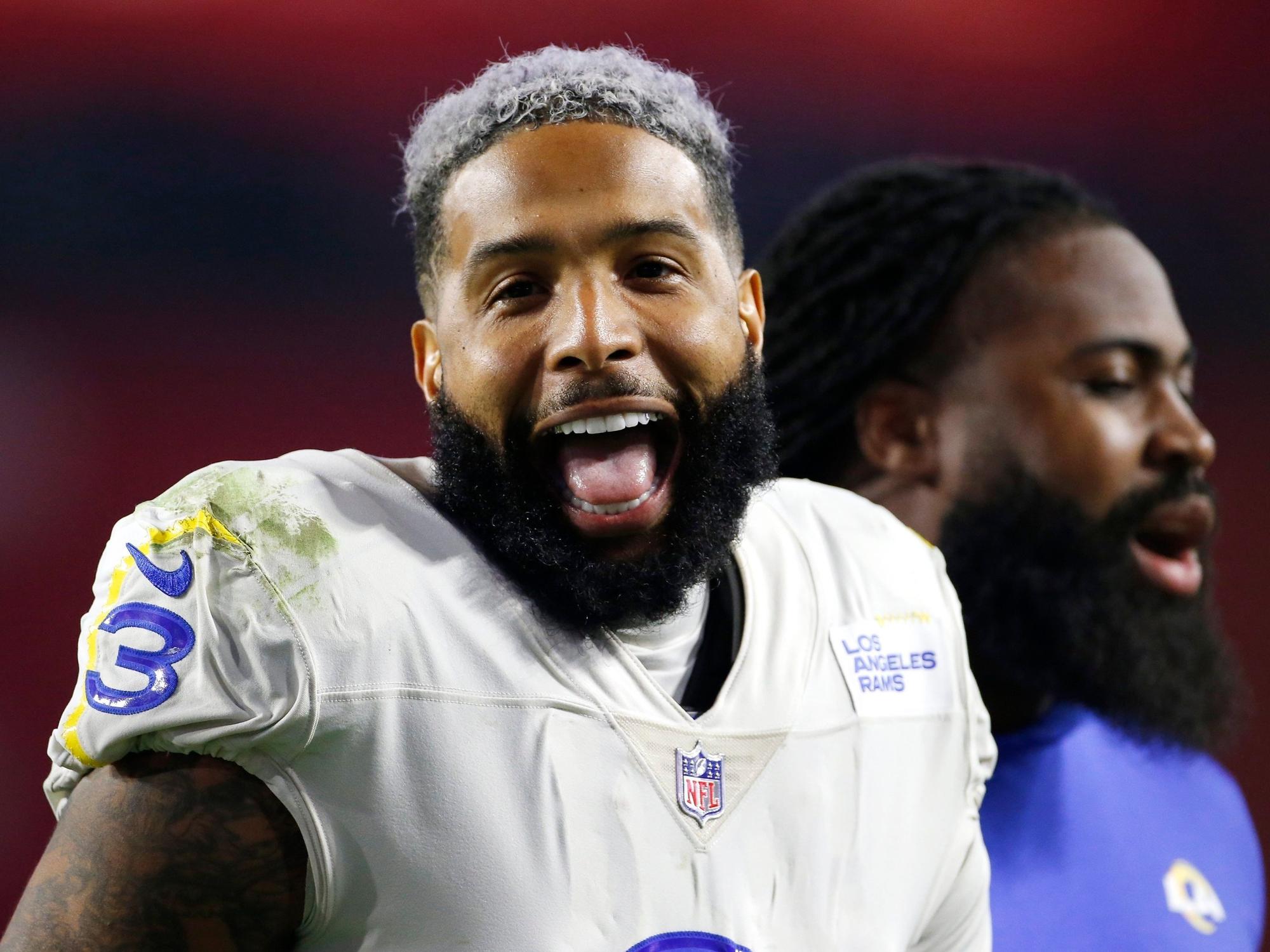 Odell Beckham Jr. steht im Trikot der Los Angeles Rams auf dem Feld, hat den Mund geöffnet und lacht.