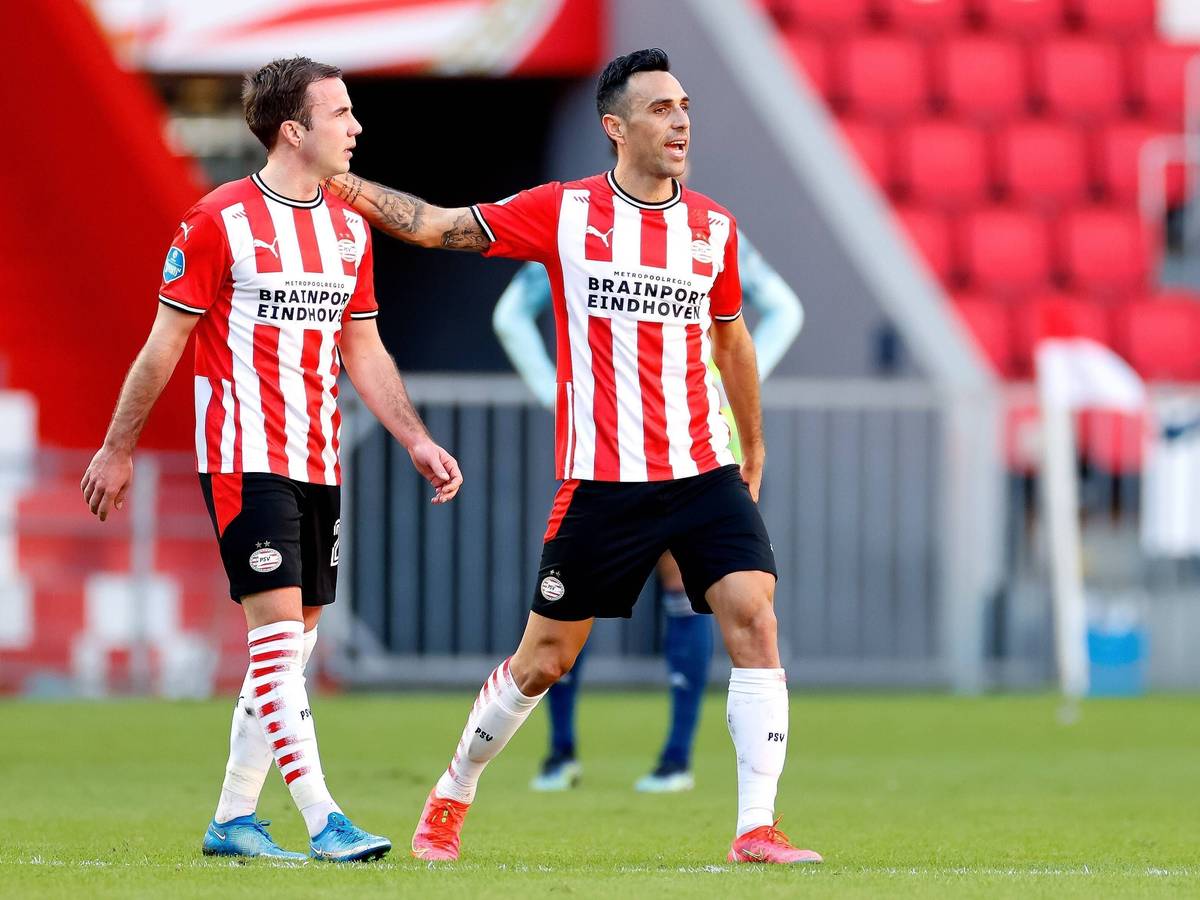 Eran Zahavi legt den Arm um Mario Götze.