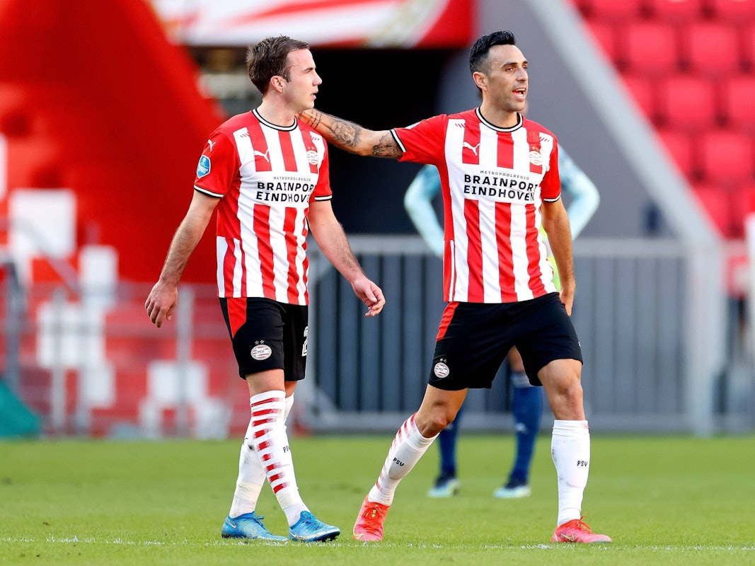 Eran Zahavi legt den Arm um Mario Götze.