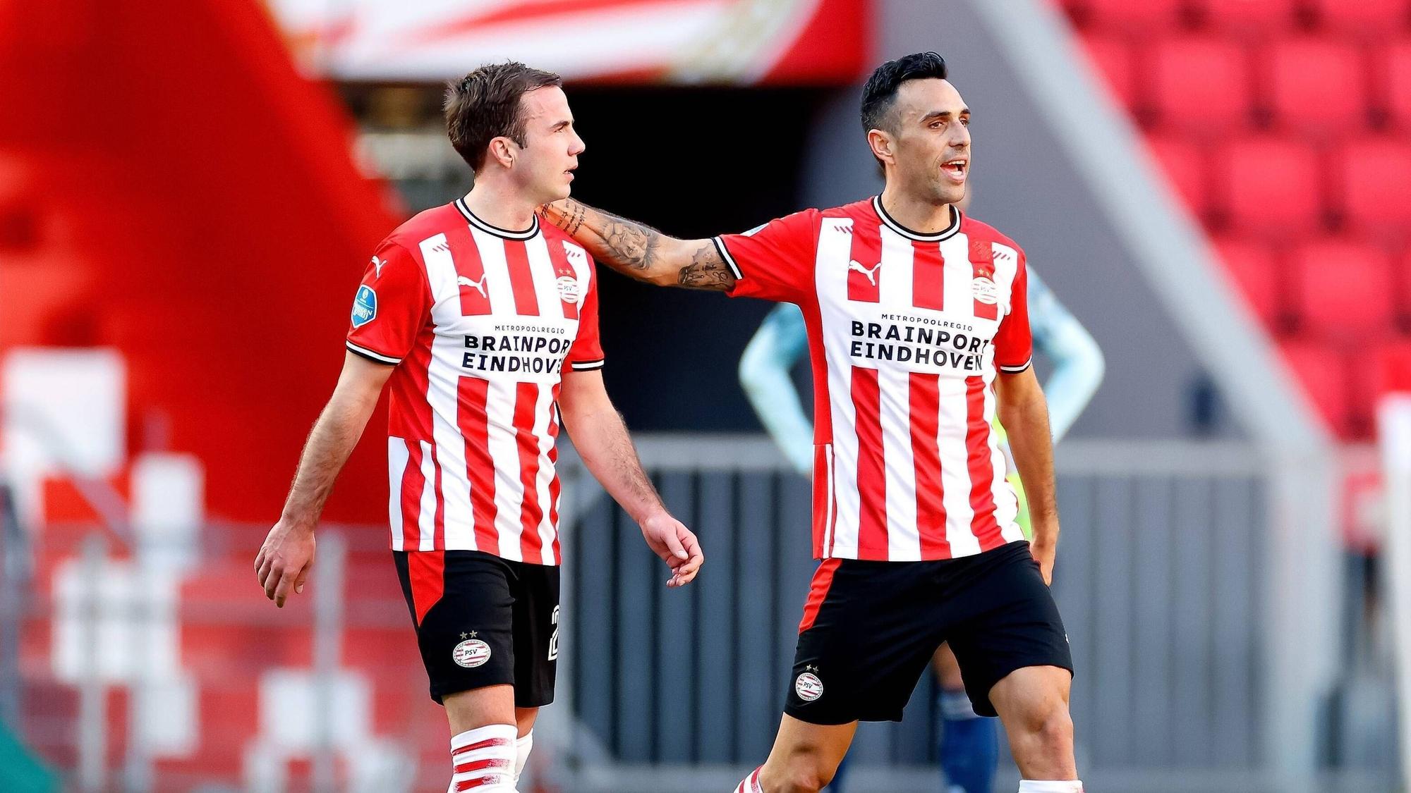 Eran Zahavi legt den Arm um Mario Götze.